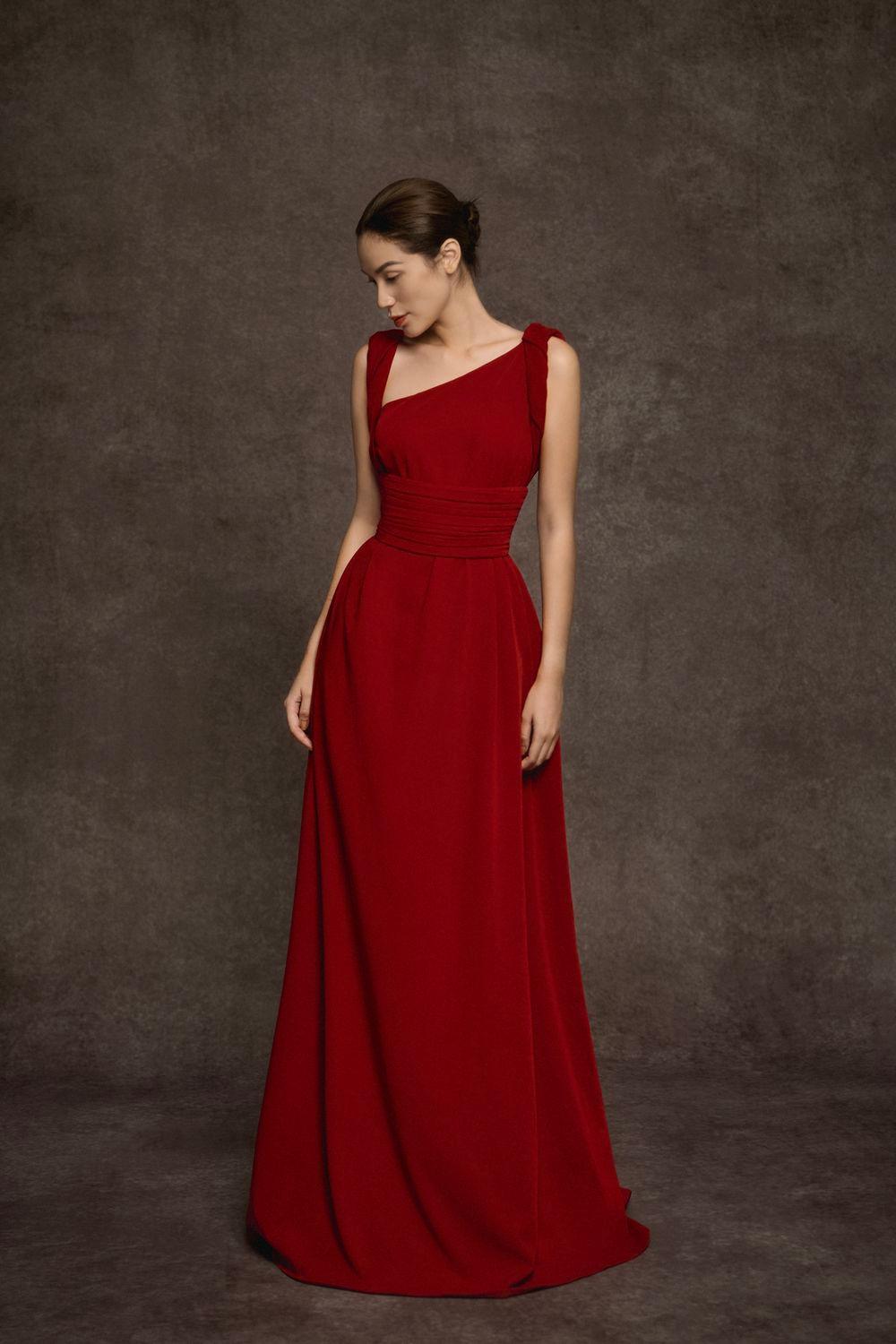 Elegantes asymmetrisches rotes Maxikleid – Abendkleid mit tiefem Rückenausschnitt und plissiertem Bund