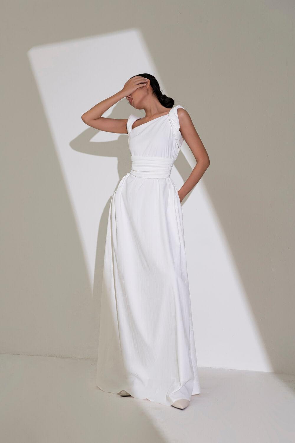 Elegantes asymmetrisches rotes Maxikleid – Abendkleid mit tiefem Rückenausschnitt und plissiertem Bund