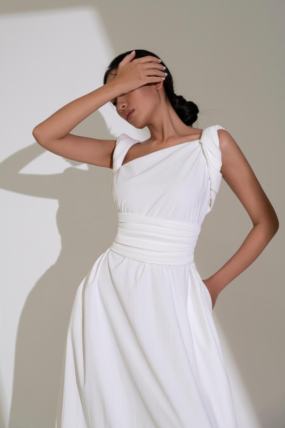 Elegantes asymmetrisches rotes Maxikleid – Abendkleid mit tiefem Rückenausschnitt und plissiertem Bund